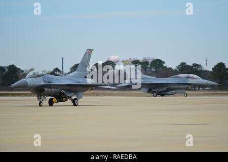 Les avions de l'équipe de démonstration de F-16 Viper attribué à Shaw Air Force Base, S. C., atterrir à Joint Base Langley-Eustis, en Virginie, le 31 janvier 2017. Trois F-16 a volé à JBLE Vipers, permettant à l'un des pilotes à terminer leur commandant de l'Air combat command de certification, en démontrant ses performances de qualification. Banque D'Images