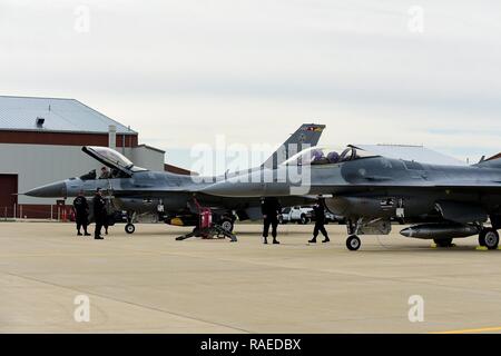 F-16 de l'équipe de démonstration de Vipers de Shaw Air Force Base, S.C., faire après-vol at Joint Base Langley-Eustis, en Virginie, le 31 janvier 2017. Après l'atterrissage, l'équipage a rencontré le commandant de l'équipe de démonstration de F-22 Raptor. Banque D'Images