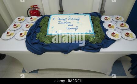 NEWPORT NEWS, Virginie (janv. 18, 2017) -- en photo est un gâteau d'anniversaire pour l'unité Pre-Commissioning Gerald R. Ford (CVN 78) marins né en décembre et janvier. Banque D'Images