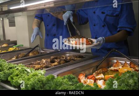 NEWPORT NEWS, Virginie (janv. 18, 2017) -- l'unité Pre-Commissioning Gerald R. Ford (CVN 78) spécialistes culinaires servir le déjeuner sur le pont du navire au cours d'un anniversaire mess déjeuner. Les marins né en décembre et janvier ont été invités à un repas spécial dans le cadre de Ford's monthly anniversaire. Banque D'Images