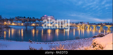 Paysage de Touraine recouvert de neige : La ville d'Amboise et de son château de la Loire, dans la nuit (2018/02/07) Banque D'Images