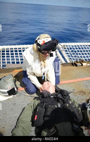 L'OCÉAN PACIFIQUE - Seaman Kristine Kearny (supérieur), de l'équipage d'un les garde-côte de Sherman, détient le Lieutenant Sean O'Dowd's head dans c-spine sur Sherman's poste de pilotage au cours d'un hélicoptère-crash-sur-plate-forme de forage, le 19 janvier 2017. L'équipage de Sherman est actuellement déployé à l'appui d'opérations antidrogue. Cutters comme Sherman effectuent couramment des opérations à partir de l'Amérique du Sud à la mer de Béring effectuant des opérations d'interdiction de migrants étrangers, la protection des pêches, recherche et sauvetage, lutte contre les stupéfiants et d'autres missions de la Garde côtière à grande distance de la côte, loin d'empêcher que les menaces Banque D'Images