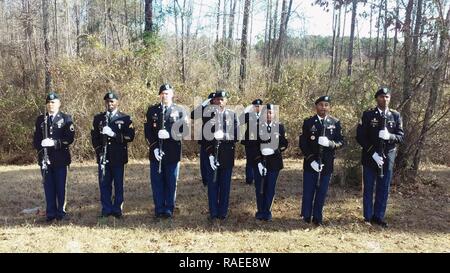 Des soldats de la réserve de l'armée américaine, le sergent-chef. Ariel DeLeon, première rangée, de gauche, le Sgt. Abe Aste, tant avec le 412e commande Ingénieur Théâtre (TEC), le s.. Gregory P. plaqués II, avec le 365e Bataillon de soutien de soutien au combat (SCBS), 321e Brigade, 143e soutien soutien expéditionnaire, commande, commande de soutien Théâtre 377Jessie Pfc Sandifer, Sgt. 1re classe Laverne Cohill, le s.. Christian Hughes et le Sgt. Brandon Shaw, toutes avec la 412e commande Ingénieur Théâtre ; et à l'arrière, de gauche, le sergent 1ère classe Corey Abel, 412e TEC et le Sgt. 1re classe Anita Johnson, 365SCBS, présente les armes, durin Banque D'Images