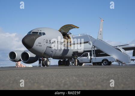 Les aviateurs de l'US Air Force travailler avec le 730th Escadron de mobilité aérienne Emplacement d'exploitation Bravo air terminal services de manutention au sol des entrepreneurs civils de se connecter loading escaliers pour un KC-135 Stratotanker affecté à la 733ème AMS sur Kadena Air Base, au Japon, à Misawa Air Base, Japon, le 19 janvier 2017. Le 730th terminal AMS travaille avec les entrepreneurs et en support pendant les évacuations sanitaires. L'avion a atterri à Misawa pour récupérer un patient. Banque D'Images