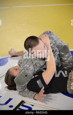 Le sergent de l'armée américaine. Maria Acuma et le Sgt. Joe Primeau, tous deux attribués à des Forces alliées Nord bataillon, expliquer le "contrôle" au cours de l'exercice de combat tactique de la formation de niveau II, dans le centre d'activités, sur la base aérienne de Chièvres, Belgique, Jan 26, 2017. Banque D'Images