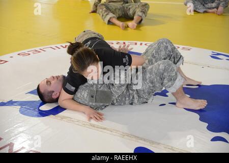 Le sergent de l'armée américaine. Maria Acuma et le Sgt. Joe Primeau, tous deux attribués à des Forces alliées Nord bataillon, expliquer le "contrôle" au cours de l'exercice de combat tactique de la formation de niveau II, dans le centre d'activités, sur la base aérienne de Chièvres, Belgique, Jan 26, 2017. Banque D'Images