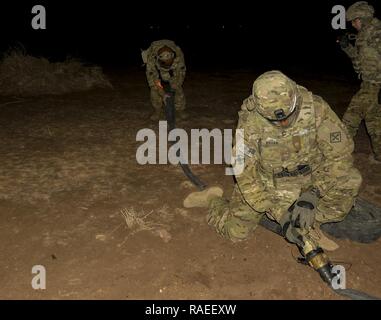 Les soldats de la Garde nationale d'armée de la Floride avec la Compagnie Alpha, 1er Bataillon, 111e Régiment d'aviation, ravitailler un hélicoptère d'attaque AH-64 Apache et UH-60 Blackhawk à partir d'un hélicoptère CH-47 Chinook juste à l'extérieur d'une zone hostile connu dans le sud-ouest de l'Asie le 30 janvier au cours d'un ravitaillement rapide, mission à long terme connu sous le nom de "grosse vache". Le CH-47 Chinook à distance peuvent faire le plein jusqu'à quatre oiseaux simultanément. Banque D'Images