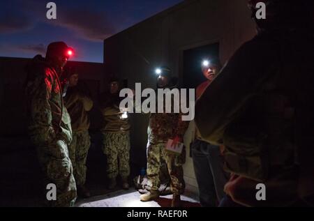 CAMP PENDLETON, en Californie (janv. 18, 2017) - 2e classe Métallos Arnoldo Sotorivas, centre, attaché à un bataillon de construction amphibie (PBR), 1 mémoires l'équipe de formation avant d'une marche d'entraînement au cours de l'évolution de l'exercice de formation sur le terrain (FTX) 2017. 2017 FTX est un exercice fondé sur des scénarios conçus pour former et tester le bataillon dans la lutte contre la guerre. Seabee Banque D'Images