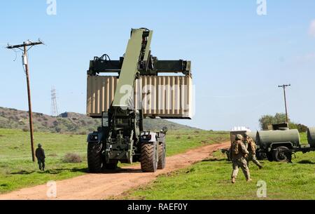 CAMP PENDLETON, en Californie (janv. 18, 2017) - joint à Seabees Amphibious Construction Battalion 1 l'exploitation et un guide de terrain accidenté du terrain au cours de l'exercice de formation (FTX) 2017. 2017 FTX est un exercice fondé sur des scénarios conçus pour former et tester le bataillon dans la lutte contre la guerre. Seabee Banque D'Images