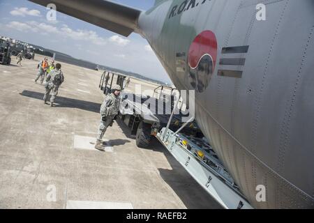 Les aviateurs de l'US Air Force affecté à la 621e Escadre le Plan d'intervention stationnés à Joint Base McGuire-Dix-Lakehurst, New Jersey), et la République de Corée d'aviateurs de l'Armée de l'air se préparent à télécharger à partir d'un cargo ROKAF C-130H au cours d'un exercice interarmées et multinationales de distribution appelé Turbo 17-3, à la base aérienne de Pohang, République de Corée, le 10 avril 2017. La TD est une partie de l'opération Pacifique Reach, un entraînement bilatéral événement conçu pour garantir l'état de préparation et de maintenir les capacités de renforcement de la République de Corée et les États-Unis Alliance. Banque D'Images