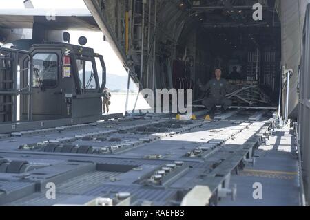 Une République de Corée Air Force loadmaster travaille avec un aviateur de l'Armée de l'air américaine affecté à la 621e Escadre le Plan d'intervention stationnés à Joint Base McGuire-Dix-Lakehurst, New Jersey), un parc à Halversen loader pour se préparer pour le télécharger à partir d'un cargo ROKAF C-130H au cours d'un exercice interarmées et multinationales de distribution appelé Turbo 17-3, à la base aérienne de Pohang, République de Corée, le 10 avril 2017. La TD est une partie de l'exploitation de l'exercice Pacific Reach qui vise à multiplier les multi-domain, capacités multi-nodal par ajout d'une zone centre de distribution, un air terminal point d'approvisionnement, et l'utilisation du transport ferroviaire et de la navigation wat Banque D'Images