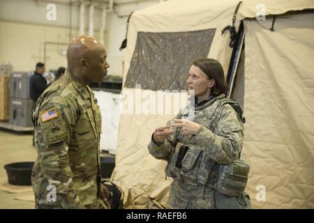 L'armée américaine le général de brigade Michel M. Russell, les Forces armées des États-Unis Corée J4 Chef d'état-major adjoint, parle aux U.S. Air Force Le Colonel Leslie Maher, Joint Task Force commandant l'ouverture de port affecté à la 621e Escadre le Plan d'intervention stationnés à Joint Base McGuire-Dix-Lakehurst, New Jersey), au cours de l'effort de Distribution Turbo 17-3, à la base aérienne de Pohang, République de Corée, le 11 avril 2017. La TD est une partie de l'exploitation de l'exercice Pacific Reach qui vise à multiplier les multi-domain, capacités multi-nodal par ajout d'une zone centre de distribution, un air terminal point d'approvisionnement, et l'utilisation du rail, navigation intérieure Banque D'Images
