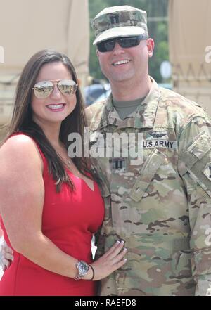 Le capitaine Thomas Hobbs le réunit avec sa fiancée, Christine Amrhein, à Jacksonville Aéroport Internationall près de Jacksonville, Floride, le 29 avril 2017. Hobbs, un soldat avec la Garde nationale de Floride, du 1er bataillon du 111e Régiment d'aviation, le soutien général Aviation Battalion, revient tout juste d'un 11 mois de déploiement au Koweït. Banque D'Images