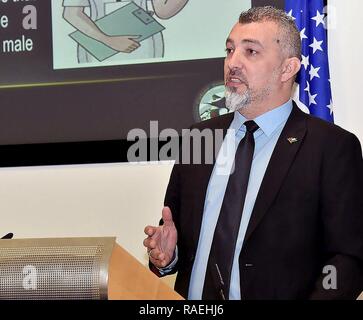 Le lieutenant-colonel Sameer Marouf Masri, directeur du comptoir de cyber-terrorisme Ministère de l'Autorité palestinienne, présente "Les femmes comment prévenir le terrorisme et l'extrémisme violent" au cours de la lutte antiterroriste mondiale de la communauté des anciens de l'atelier d'intérêt 11 janvier 2016 à la George C. Marshall Centre européen d'études de sécurité à Garmisch-Partenkirchen, Allemagne. Masri crédits le centre Marshall's TSPT en l'aidant à trouver un modèle de lutte contre le terrorisme qui fait toute la différence dans l'arrêt les terroristes de radicaliser les jeunes dans l'Autorité palestinienne. (Marshall Center Banque D'Images