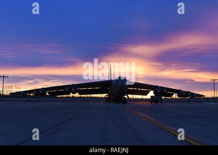 Le soleil se lève derrière un B-52H Stratofortress à Minot Air Force Base, Dakota du Nord, le 12 décembre 2018. Le B-52 peut transporter de capacités nucléaires ou classiques à guidage de précision, plus de 8 000 munitions kilomètres sans ravitaillement. Banque D'Images
