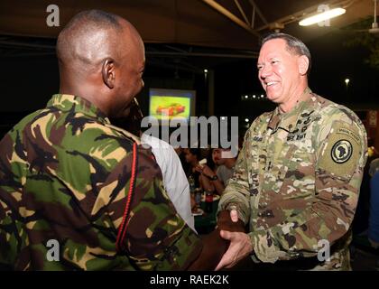 L'Armée américaine, le général James D. Craig (droite), général commandant Joint Task Force-Horn de l'Afrique (CJTF-HOA), parle avec le Lieutenant-colonel de l'Armée du Kenya Victor Mburu (à gauche), Kenya Officier de liaison pour les GFIM-Hoa, au cours d'une célébration du Jour de l'indépendance du Kenya au Camp Lemonnier, Djibouti, le 12 décembre 2018. Le Kenya a obtenu son indépendance du Royaume-Uni le 12 décembre 1963. Banque D'Images