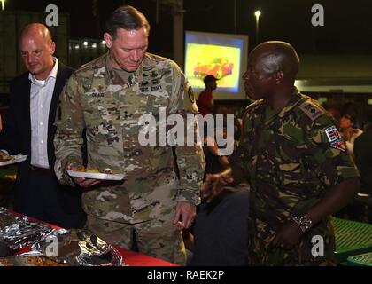 L'Armée américaine, le général James D. Craig (à gauche), général commandant Joint Task Force-Horn de l'Afrique (CJTF-HOA), parle avec le Lieutenant-colonel de l'Armée du Kenya Victor Mburu (à droite), le Kenya de liaison joint à la CJTF-Hoa, au cours d'une célébration du Jour de l'indépendance du Kenya au Camp Lemonnier, Djibouti, le 12 décembre 2018. Le Kenya a obtenu son indépendance du Royaume-Uni le 12 décembre 1963. Banque D'Images