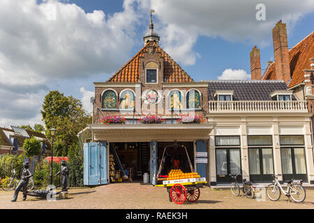 Boutique de fromage à la place du marché à Edam, Pays-Bas Banque D'Images