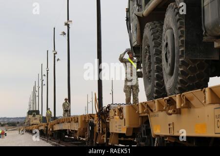 Le Sgt. Brice Lawrence, 303e bataillon de renseignement militaire, 504e Brigade de renseignement militaire, des guides d'un véhicule à travers le rail, le 12 décembre 2018, de Fort Hood, au Texas. Soldats ont travaillé avec d'autres unités de chargement de tous les véhicules pour le mouvement. Banque D'Images