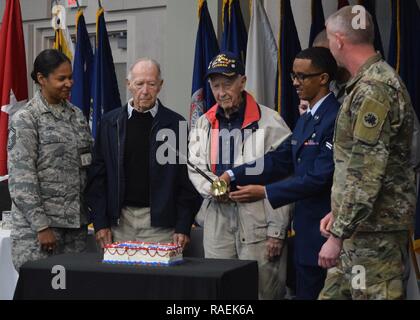 La Géorgie Air National Guard Fkreysus Mesfn Navigant de première classe aide les anciens combattants de la Seconde Guerre mondiale et a pris sa retraite de la Garde nationale de l'Armée de Géorgie Master Sgt. John et Al Quante à couper le gâteau pour célébrer le 382e anniversaire de la Garde nationale. 13 déc 2018 au Centre de la Garde nationale d'argile. L'observation de la cérémonie sont capitaine principal Sgt. Lanitra Lacey et Brigue. Le général Randall Simmons. Banque D'Images