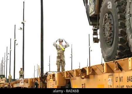 Le Sgt. Brice Lawrence, 303e bataillon de renseignement militaire, 504e Brigade de renseignement militaire, des guides d'un véhicule à travers le rail, le 12 décembre 2018, de Fort Hood, au Texas. Soldats ont travaillé avec d'autres unités de chargement de tous les véhicules pour le mouvement. Banque D'Images