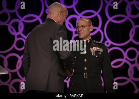 Le brig. Le général Ryan Patrimoine canadien, le général commandant de la région de l'Ouest et le recrutement du Corps des Marines Recruter Depot San Diego, présente Alan Knipe, Long Beach State University men's volleyball entraîneur-chef, le United States Marine Corps 2018 Volley-ball américain Coach's Association NCAA Division 1-2 Men's National Entraîneur de l'année au cours de l'AVCA 2018 Convention nationale à Minneapolis, Minnesota, le 13 décembre, 2018. L'AVCA Convention donne le Marine Corps l'occasion de se connecter avec plus de 2 800 entraîneurs de volley-ball qui sont membres de l'AVCA. Banque D'Images