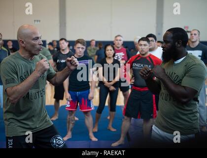 PEARL HARBOR (déc. 12, 2018) MMA Bellator fighter, et l'UFC de la renommée, Royce Gracie démontre une technique de combat avec Archie participant Blair. Les représentants de la MMA Bellator visitez est un JBPHH dans le cadre d'une journée, l'événement multi-partenariat avec l'United Service Organizations (USO) pour 'Bellator et USO présents : salue les troupes." Banque D'Images