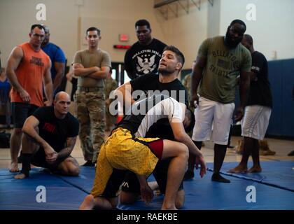 PEARL HARBOR (déc. 12, 2018) Bellator MMA fighter Josh Thomson démontre une technique de combat pour le service aux membres et aux invités. Les représentants de la MMA Bellator visitez est un JBPHH dans le cadre d'une journée, l'événement multi-partenariat avec l'United Service Organizations (USO) pour 'Bellator et USO présents : salue les troupes." Banque D'Images