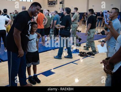 PEARL HARBOR (déc. 12, 2018) Bellator MMA fighter, Herschel Walker, pose avec un invité lors d'un meet and greet. Les représentants de la MMA Bellator visitez est un JBPHH dans le cadre d'une journée, l'événement multi-partenariat avec l'United Service Organizations (USO) pour 'Bellator et USO présents : salue les troupes." Banque D'Images