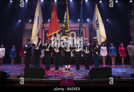 Une garde d'honneur, composé de membres du service de toutes les branches des Forces armées, présente les armes lors de la cérémonie d'ouverture de la 57e United States organisation (USO) Forces armées Gala, tenue à l'hôtel Marriott Marquis de Manhattan, New York, le 12 décembre 2018. Le gala est un événement annuel qui honore les Forces armées, les civils qui donnent de leur temps à l'armée par l'USO et les sociétés qui montrent leur appui en employant des anciens combattants et membres des forces de réserve. Banque D'Images