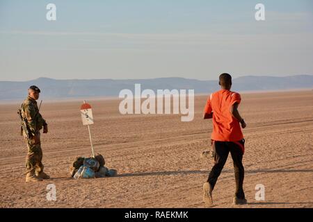 Un coureur s'approche d'un kilomètre au cours d'un 15 kilomètres à travers le désert du Grand Bara à Djibouti. Organisé par la Légion étrangère française, près de 200 membres de la Force opérationnelle interarmées - Corne de l'Afrique a paru à côté djiboutien, 2 500 Chinois, et les membres de la coalition et les civils pendant la course à travers une étendue de désert de Djibouti Grand Bara, 13 déc. Banque D'Images