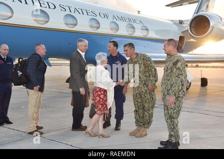 KEY WEST, Floride (31 déc. 13, 2018) U.S. Southern Command, Adm. Craig Faller arrive à la Naval Air Station de Key West. Équipe spéciale interorganisations Sud arrière directeur Adm. Pat DeQuattro, NAS Key West Commandant Le capitaine Bobby Baker et NAS La commande Key West Master Chief Craig Forehand accueilli Faller, sa femme et le personnel à Key West. C'est le premier voyage du commandant de la JIATF South et NAS comme Key West SOUTHCOM. Naval Air Station Key West est l'établissement de pointe pour lutter contre les chasseurs de tous les services militaires, fournit un soutien de classe mondiale aux États-Unis et au pierside navales étrangères v Banque D'Images