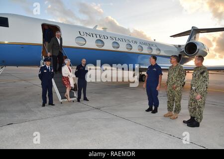 KEY WEST, Floride (31 déc. 13, 2018) U.S. Southern Command, Adm. Craig Faller et son épouse arrivent à la base aéronavale de Key West. Équipe spéciale interorganisations Sud arrière directeur Adm. Pat DeQuattro, NAS Key West Commandant Le capitaine Bobby Baker et NAS La commande Key West Master Chief Craig Forehand accueilli Faller, sa femme et le personnel à Key West. C'est le premier voyage du commandant de la JIATF South et NAS comme Key West SOUTHCOM. Naval Air Station Key West est l'établissement de pointe pour lutter contre les chasseurs de tous les services militaires, fournit un soutien aux États-Unis et pierside pour Banque D'Images