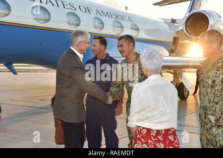 KEY WEST, Floride (31 déc. 13, 2018) U.S. Southern Command, Adm. Craig Faller arrive à la Naval Air Station de Key West. Équipe spéciale interorganisations Sud arrière directeur Adm. Pat DeQuattro, NAS Key West Commandant Le capitaine Bobby Baker et NAS La commande Key West Master Chief Craig Forehand accueilli Faller, sa femme et le personnel à Key West. C'est le premier voyage du commandant de la JIATF South et NAS comme Key West SOUTHCOM. Naval Air Station Key West est l'établissement de pointe pour lutter contre les chasseurs de tous les services militaires, fournit un soutien de classe mondiale aux États-Unis et au pierside navales étrangères v Banque D'Images