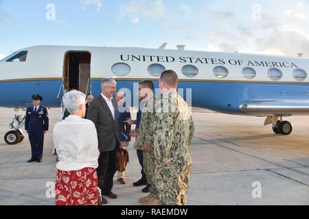 KEY WEST, Floride (31 déc. 13, 2018) U.S. Southern Command, Adm. Craig Faller arrive à la Naval Air Station de Key West. Équipe spéciale interorganisations Sud arrière directeur Adm. Pat DeQuattro, NAS Key West Commandant Le capitaine Bobby Baker et NAS La commande Key West Master Chief Craig Forehand accueilli Faller, sa femme et le personnel à Key West. C'est le premier voyage du commandant de la JIATF South et NAS comme Key West SOUTHCOM. Naval Air Station Key West est l'établissement de pointe pour lutter contre les chasseurs de tous les services militaires, fournit un soutien de classe mondiale aux États-Unis et au pierside navales étrangères v Banque D'Images