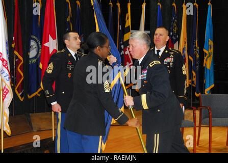 Le Sgt commande. Le major Henney Hodgkins accepte les couleurs du 20e d'armes chimiques, biologiques, radiologiques, nucléaires, des explosifs (CBRNE) Commande de Brig. Le général James Bonner, commandant général. Le passage des couleurs symbolise le transfert et l'acceptation de la responsabilité de la nouvelle commande sergent-major. Le 14 décembre, cérémonie de changement de responsabilité a eu lieu le Aberdeen Proving Ground, au Maryland. Banque D'Images