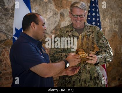 TRUJILLO, le Honduras (31 déc. 13, 2018) - Le Capitaine William Grégoire Khokhlov, commandant de la Task Force 49, échange de cadeaux avec Carlos Ramon Aguilar, gouverneur de Colon, au cours de la cérémonie de clôture qui a eu lieu au Fort Santa Barbara. Le navire-hôpital USNS Comfort (T-AH 20) est de 11 semaines sur une mission d'appui médical à l'Amérique centrale et du Sud dans le cadre du U.S. Southern Command's Enduring promesse initiative. Travailler avec des partenaires gouvernementaux et de santé en Équateur, au Pérou, en Colombie et au Honduras, l'équipe médicale a entrepris des soins à bord et dans les sites médicaux, aide à éliminer la pression sur national medical sys Banque D'Images