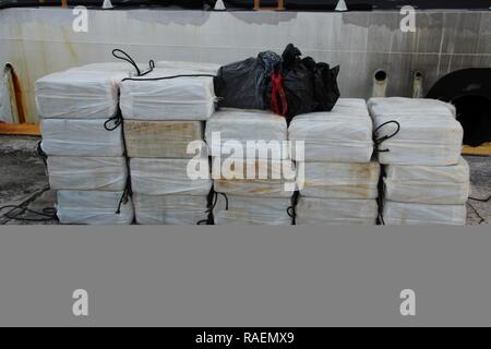 Ballots de cocaïne sont au Détachement des Forces canadiennes Bateau Saint Thomas, le 14 décembre 2018. L'équipage de la garde-côte de Joseph Tezanos déchargé plus de 2 tonnes de cocaïne. Garde côtière canadienne Banque D'Images