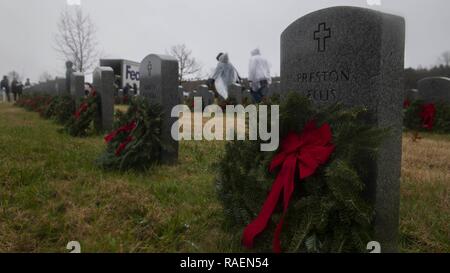 SUFFOLK en Virginie (déc. 15, 2018) Couronnes ornent les pierres tombales des membres de services à la tombée Albert G. Horton Jr. Veteran's Memorial Cemetery après une cérémonie de dépôt de gerbes. L'événement a été organisé par la société couronne de Horton depuis 11 ans de rendre hommage aux membres du service. Ceux avec les membres de la famille inhumés au cimetière ont la possibilité de déposer leurs couronnes en premier, suivi par les autres volontaires. Banque D'Images