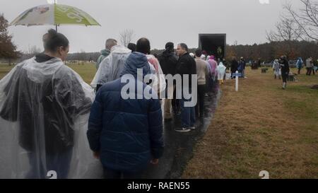 SUFFOLK en Virginie (déc. 15, 2018) Les bénévoles à attendre en ligne de gerbes au Albert G. Horton Jr. Memorial Cimetière des anciens combattants au cours d'une cérémonie de dépôt de l'événement. L'événement a été organisé par la société couronne de Horton depuis 11 ans de rendre hommage aux membres du service. Ceux avec les membres de la famille inhumés au cimetière ont la possibilité de déposer leurs couronnes en premier, suivi par les autres volontaires. Banque D'Images