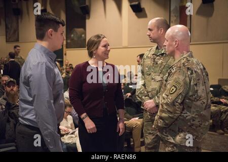 Le personnel. Le Sgt. Le fils d'MacAiden Gallegos et sa mère Amanda, parler à U.S ARMY Colonel Jason J. Jones, commandant de la 4th Infantry Brigade Combat Team (Airborne), 25e Division d'infanterie de l'armée américaine, l'Alaska et le Sgt Commande. Le major Joseph J. Hissong, senior advisor enrôlés pour le 1er bataillon du 501ème Parachute Infantry Regiment, 4-25 IBCT(A), USARAK, suite à l'Gallegos Distinguished Service Cross cérémonie à Joint Base Elmendorf-Richardson, Alaska, le 15 décembre 2018. Gallegos a reçu à titre posthume la deuxième plus haute décoration pour bravoure pour des actions au cours de la bataille de Kamdesh en Afghanistan oct. Banque D'Images
