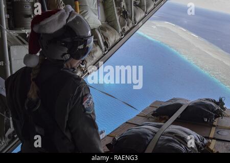 Royal Australian Air Force SGT Jaime Polzin, 37e Escadron C-130J Super Hercules loadmaster hors de la base de la RAAF de Richmond, l'Australie, prépare un Low-Cost, l'ensemble pour être parachutés reliés à l'atoll de Kapingamarangi, États fédérés de Micronésie, au cours de l'Opération Goutte de Noël 2018, 13 décembre 2018. Le TOC est une mission de formation trilatérale conçu pour donner aux équipages de C-130 de l'US Air Force, Japan Air Self-Defense Force (Koku Jietai), et l'occasion de la RAAF fournitures airdrop sur les zones de dépôt non arpentées dans tout le Pacifique. Banque D'Images