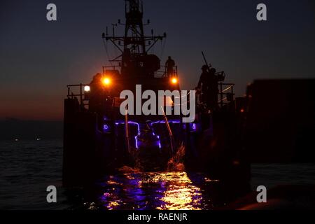 Golfe d'Oman (31 déc. 13, 2018) Cyclone-classe de navire de patrouille côtière USS Sirocco (PC 6) effectue des opérations de sauvetage de petites embarcations dans le golfe d'Oman. Sirocco est déployé sur le 5e flotte américaine zone d'opérations à l'appui des opérations navales pour assurer la stabilité et la sécurité maritime dans la région Centrale, reliant la Méditerranée et le Pacifique à travers l'ouest de l'Océan indien et trois points d'étranglement stratégiques. Banque D'Images