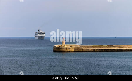 MSC Opera cruiser navire entrant dans le port de La Valette, à La Valette, Malte. Banque D'Images