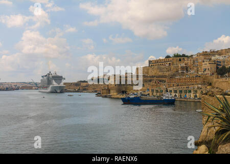 MSC Seaview cruiser ship à l'ancrage du port de La Valette à La Valette, Malte. Banque D'Images