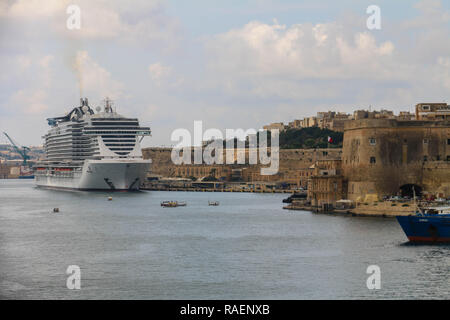 MSC Seaview cruiser ship à l'ancrage du port de La Valette à La Valette, Malte. Banque D'Images