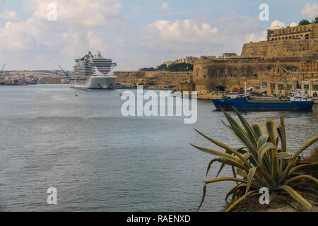 MSC Seaview cruiser ship à l'ancrage du port de La Valette à La Valette, Malte. Banque D'Images