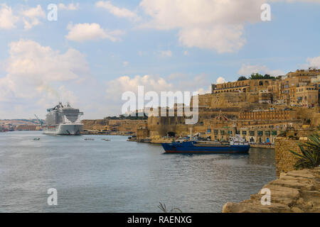 MSC Seaview cruiser ship à l'ancrage du port de La Valette à La Valette, Malte. Banque D'Images