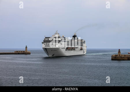 MSC Opera cruiser navire entrant dans le port de La Valette, à La Valette, Malte. Banque D'Images