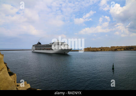 MSC Opera cruiser navire entrant dans le port de La Valette, à La Valette, Malte. Banque D'Images